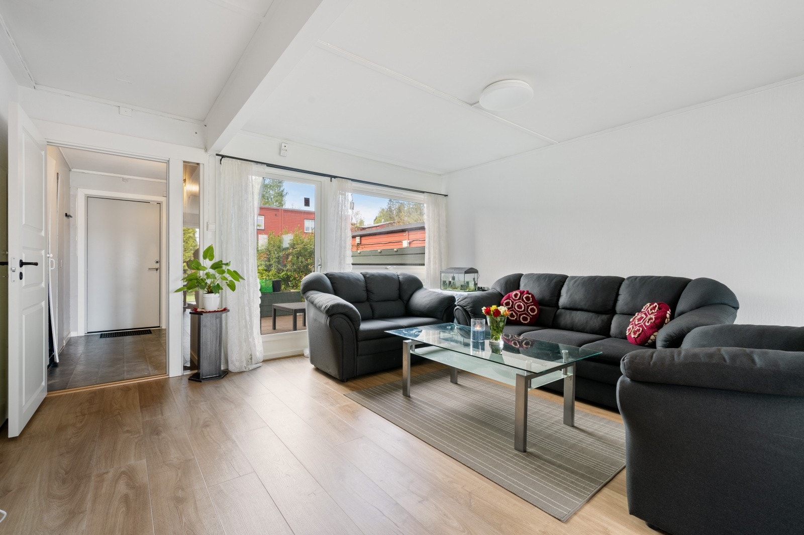 Store vindusflater slipper inn rikelig med naturlig lys. Galleribilde