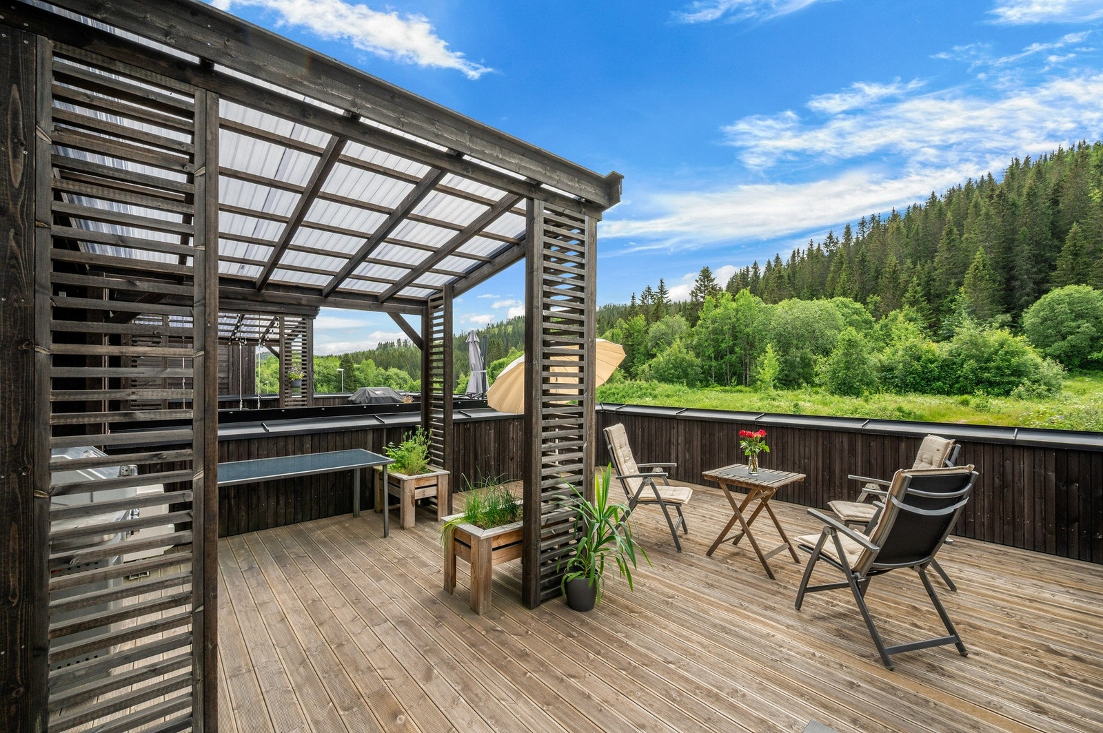 Pergola gjør at man får en lun og fin krok på terrassen, fin plass for grillen, og for å sette unna hagemøbler/puter på regnfulle dager. Galleribilde