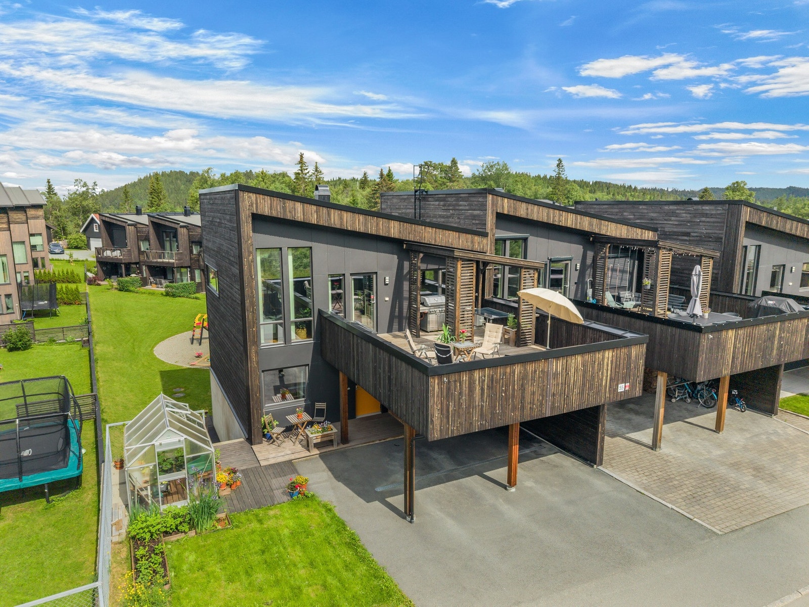 Velkommen til Stokkåsen 55 - en innholdsrik familiebolig på 180m2 BRA-i med bl.a. 5 soverom og 2 bad. Galleribilde