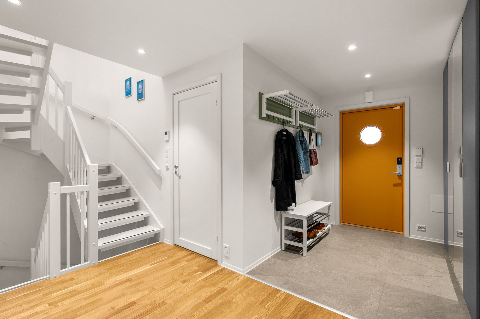 Gang/hall på 17,5m2, her er det også god garderobeplass. Deler av gangen er belagt med slitesterkt laminat, slik at den er robust mot fukt og slitasje. Galleribilde