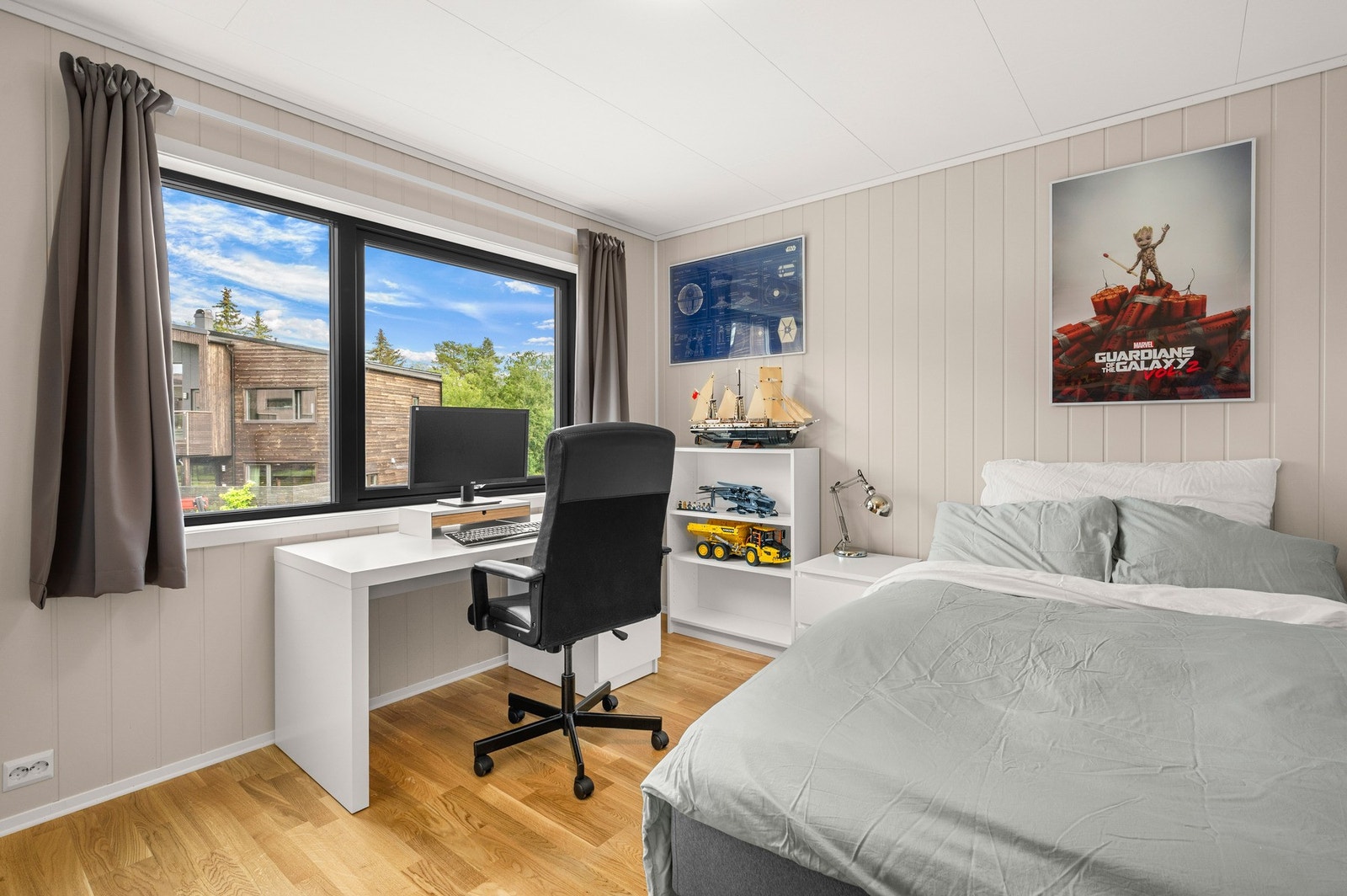 Soverom 2 er på ca 11m2, og har god plass til seng, kontorpult og garderobe. Galleribilde