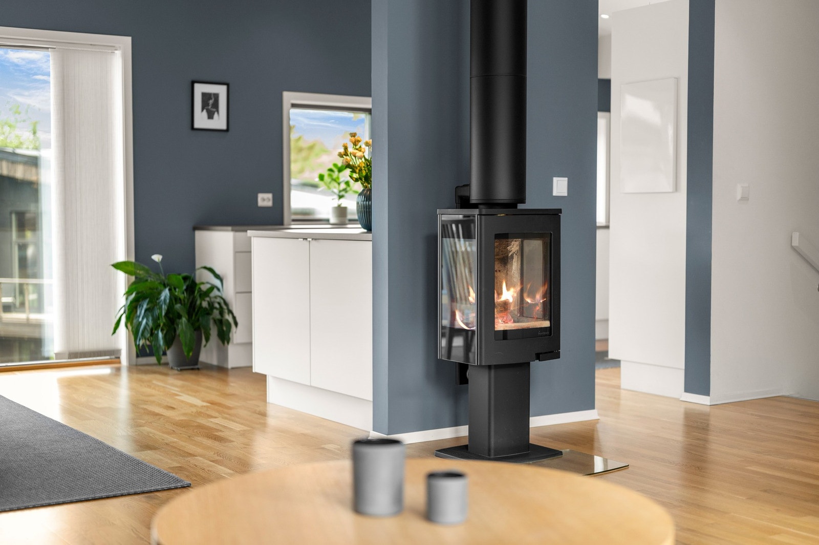 Effektiv, rentbrennende peisovn fra Nordpeis med glassflater på 3 sider. Galleribilde