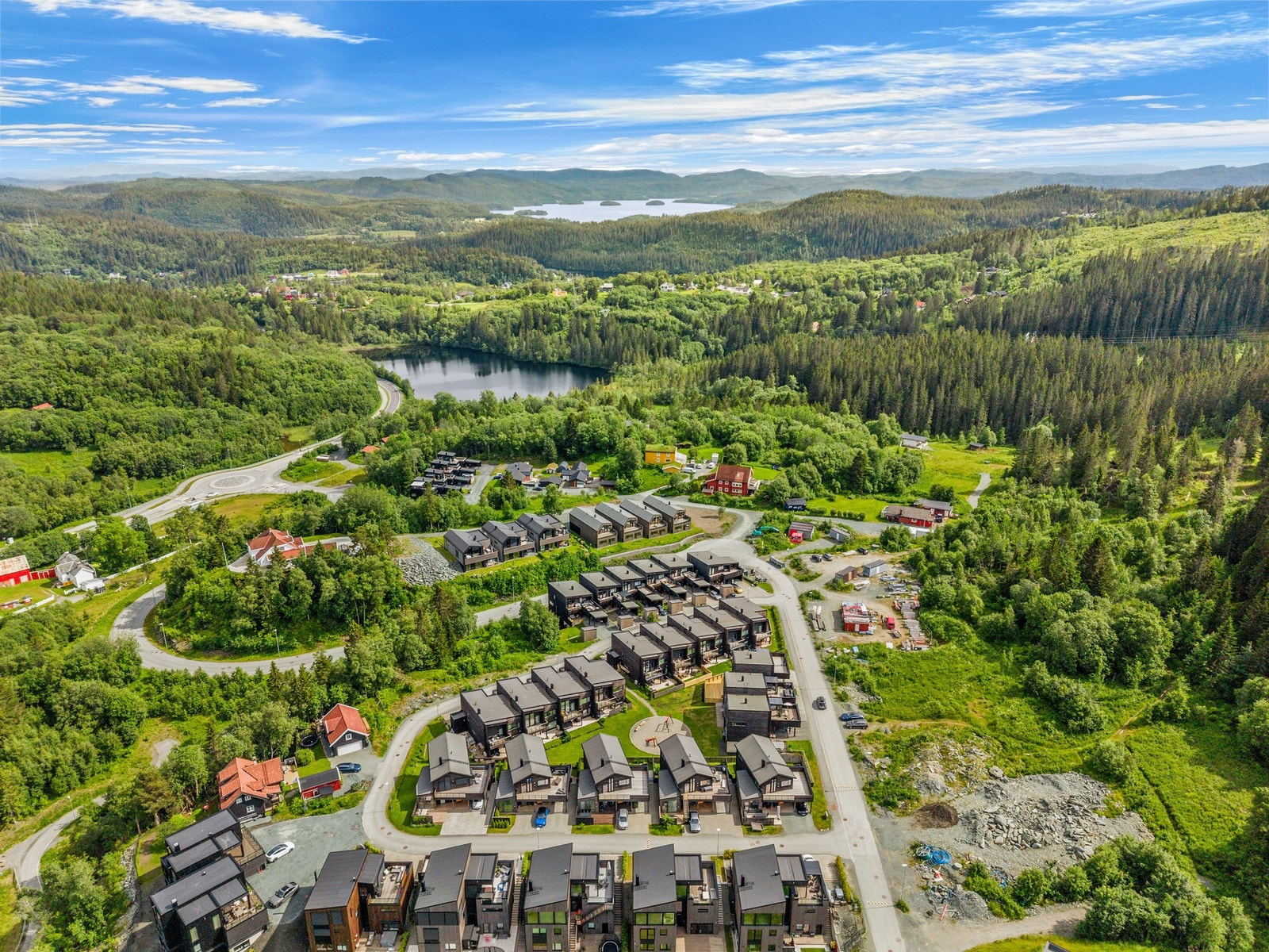 Markanært område med lokalt alpinanlegg i Stokkanbakken rett ved, herfra kan du også starte turen enten på ski eller til fots, nærmest fra egen dørstokk. Galleribilde