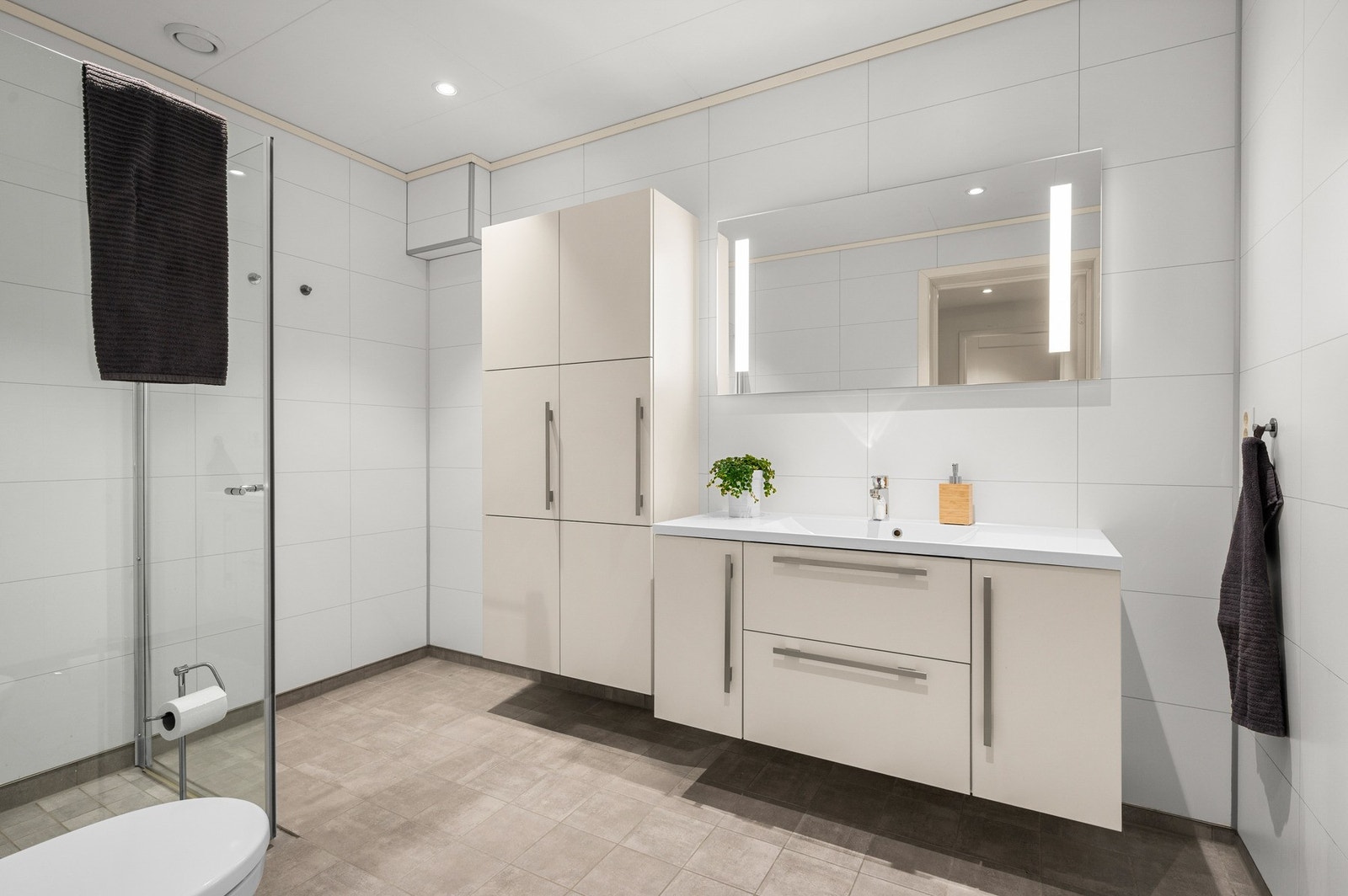 Hovedbadet er romslig på ca 6,5m2 med baderomsinnredning fra Sigdal. Galleribilde
