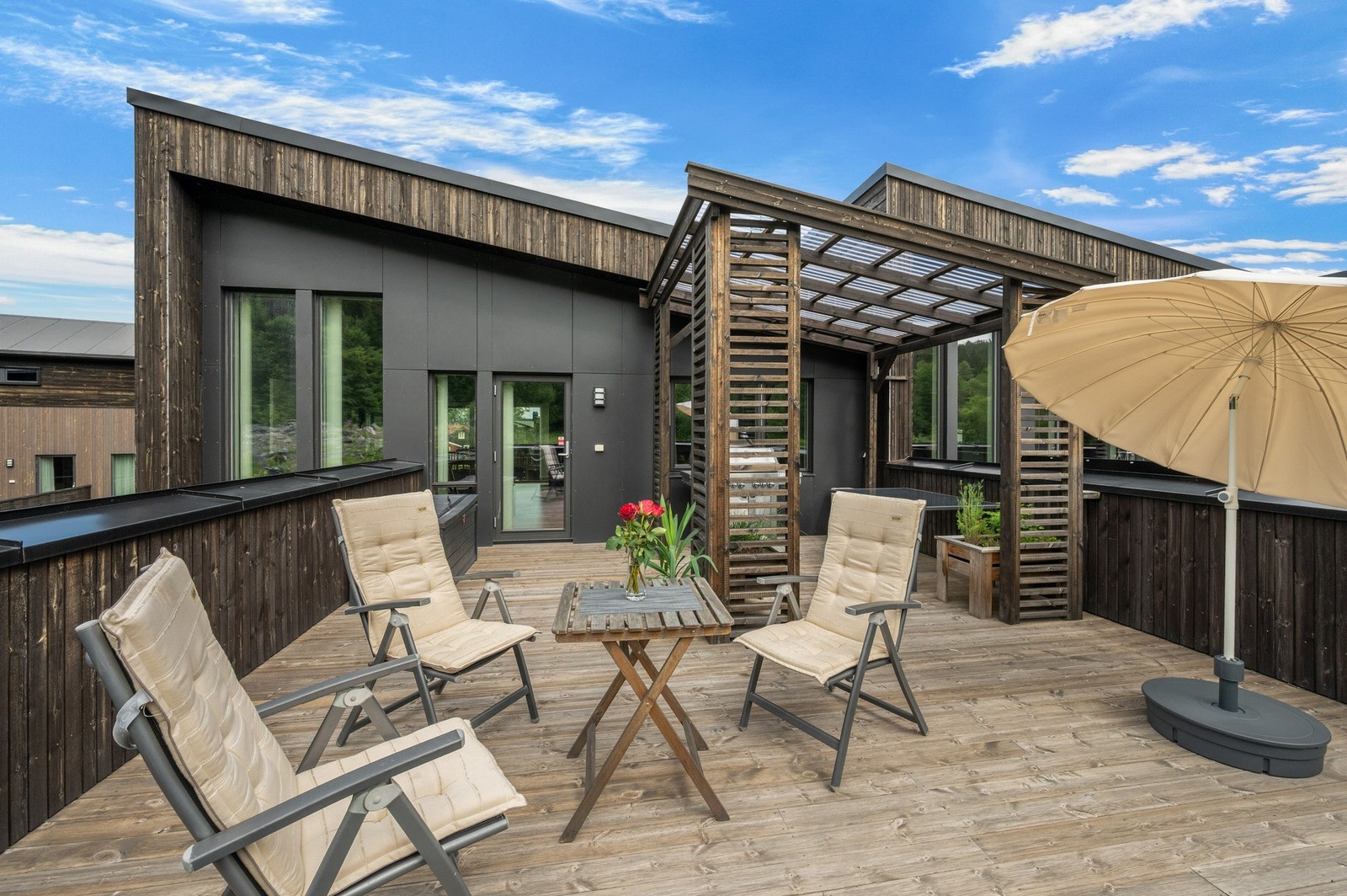 Stor terrasse mot vest på hele 38m2 - svært gode solforhold - deler av terrassen med praktisk pergola. Galleribilde