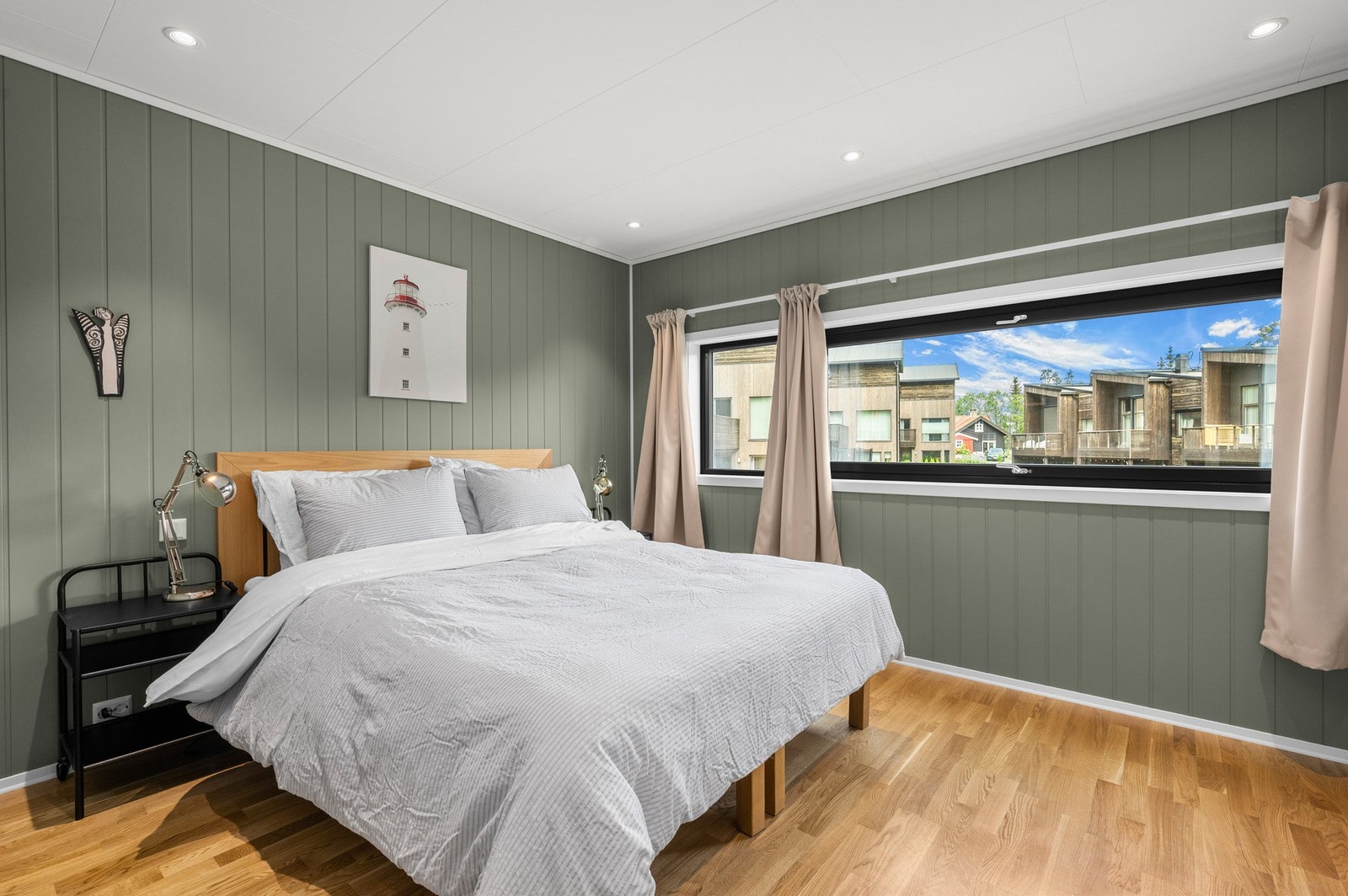 Hovedsoverom på hele 12,5m2 med spotter i tak. Galleribilde