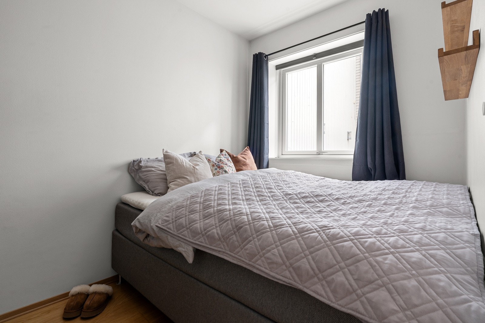 I første etasje finner du soverom med plass til stor seng.