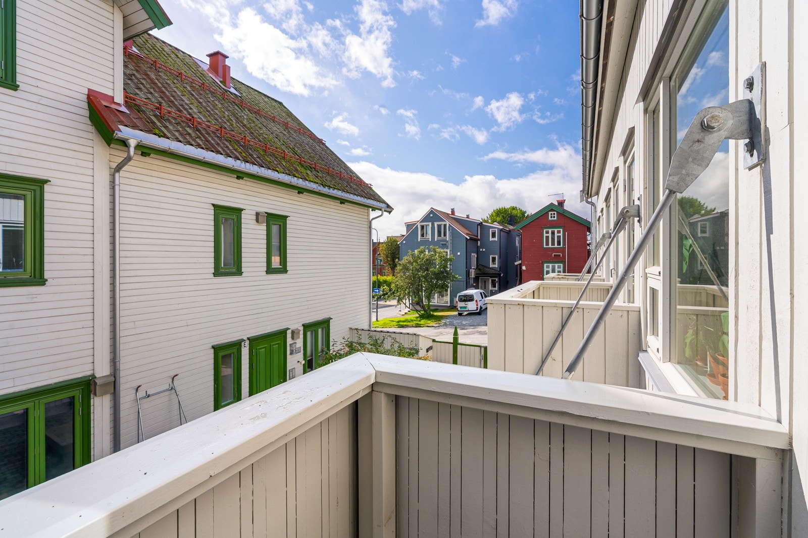Fra stuen er det utgang til en liten østvendt balkong.