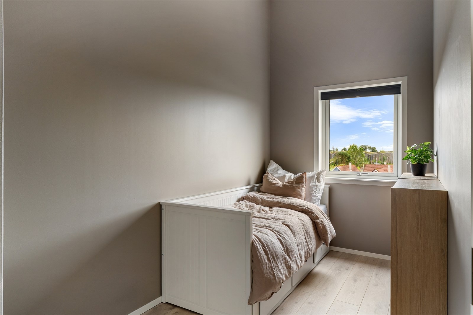 Soverom 2 med plass til garderobe Galleribilde