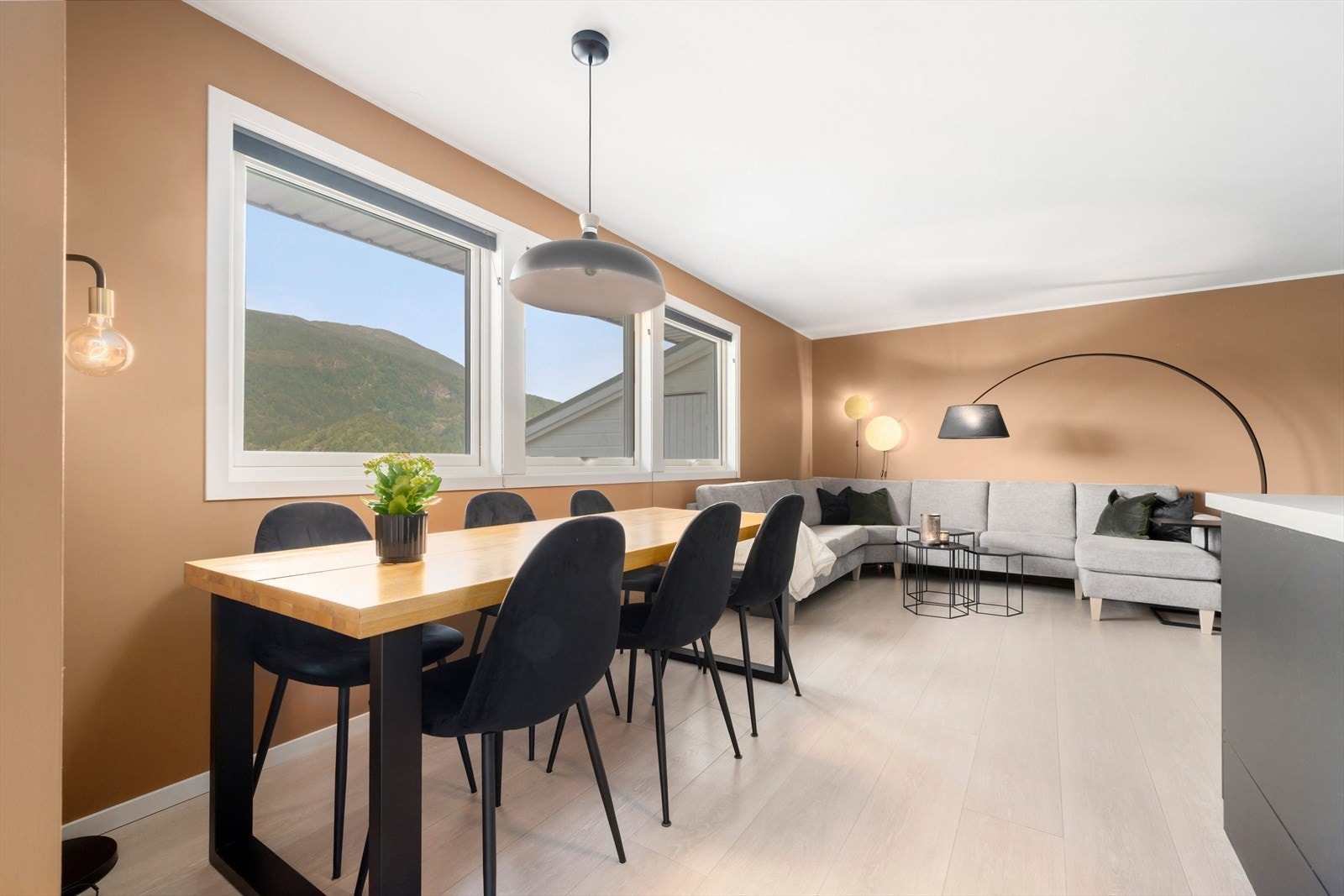 Det er god plass til spisebord ved kjøkkenet. Galleribilde