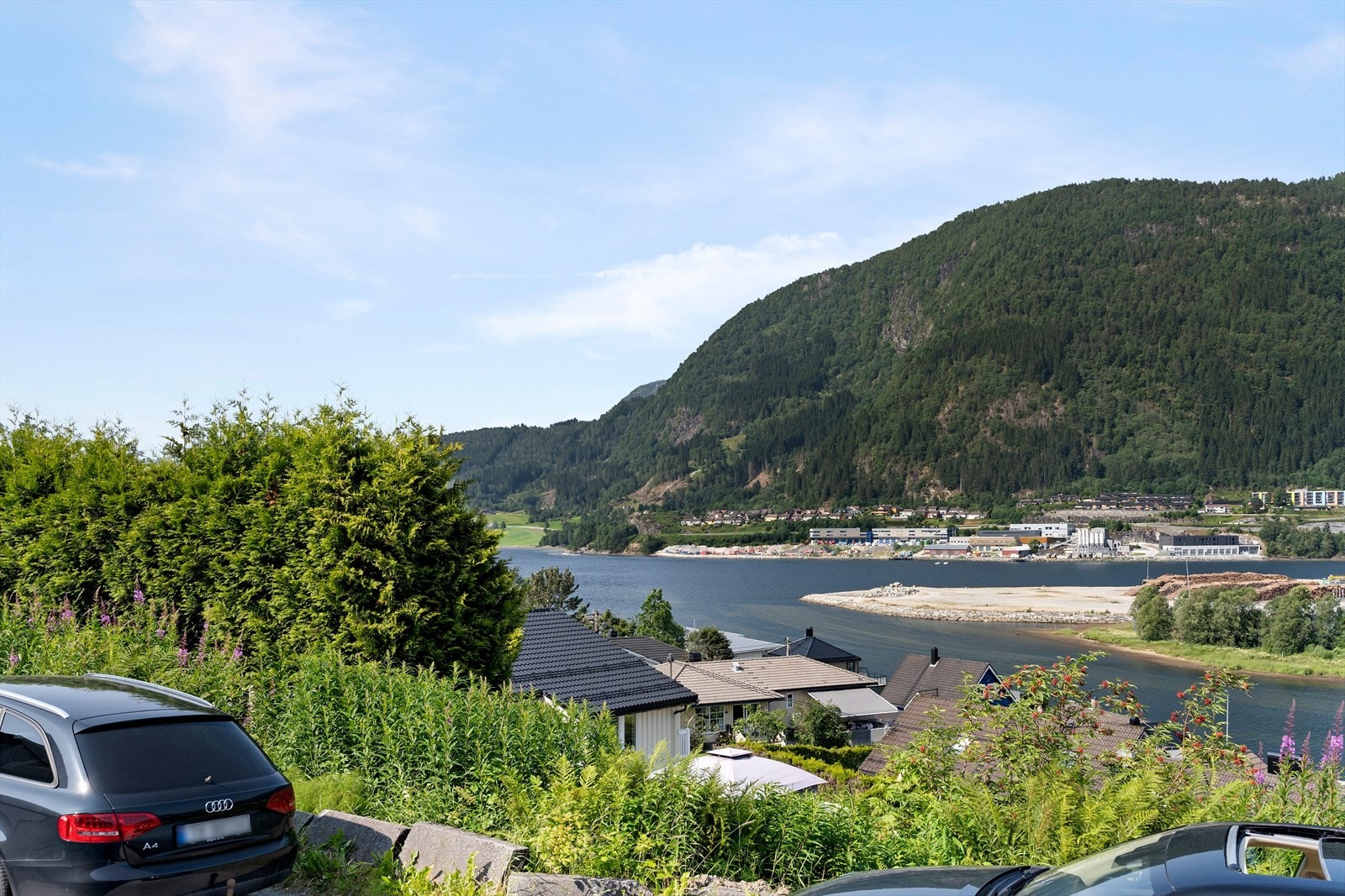 Fra terrassen har du utsikt over indre del av Førdefjorden. Galleribilde