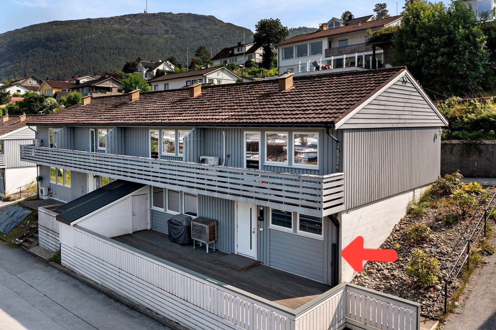 Leiligheten ligger i sokkeletasjen og har privat terrasse på 43 kvm Galleribilde