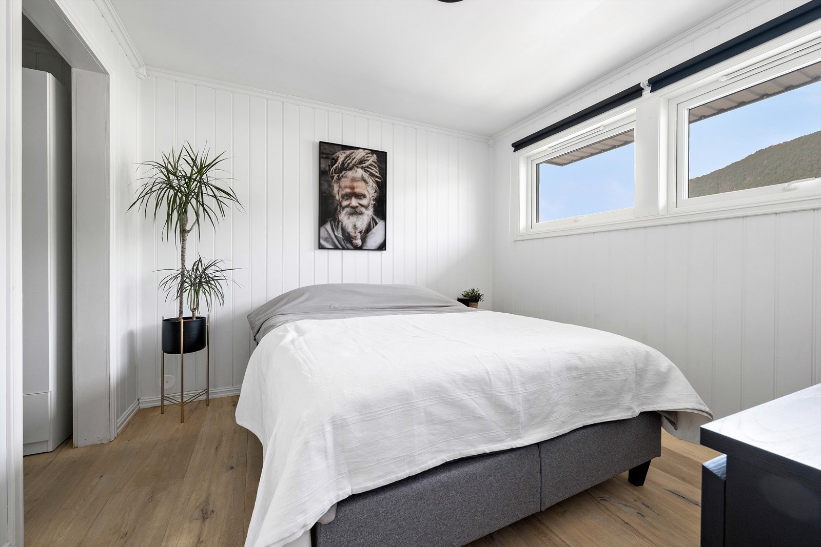 I leiligheten er det ett soverom med garderoberom. Galleribilde
