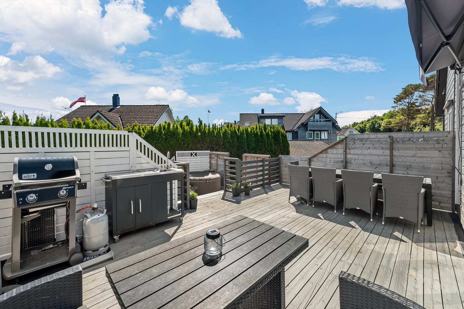 Terrassen er av fin størrelse med plass til både grill og utekjøkken, sittegruppe og spisebord i solrike omgivelser. Galleribilde
