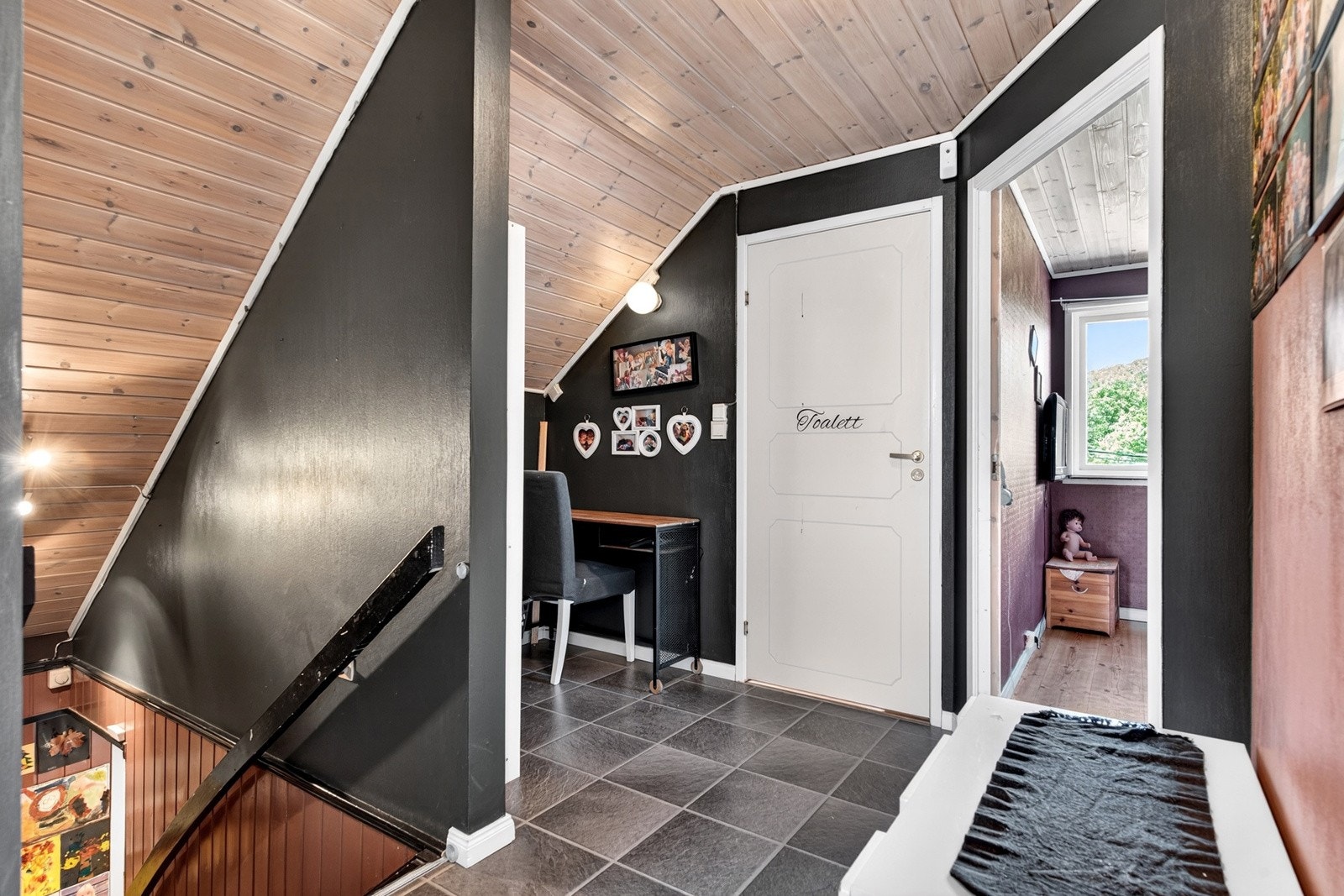 Mellomgang i loftsetasjen hvor det er bad og 3 soverom. Galleribilde