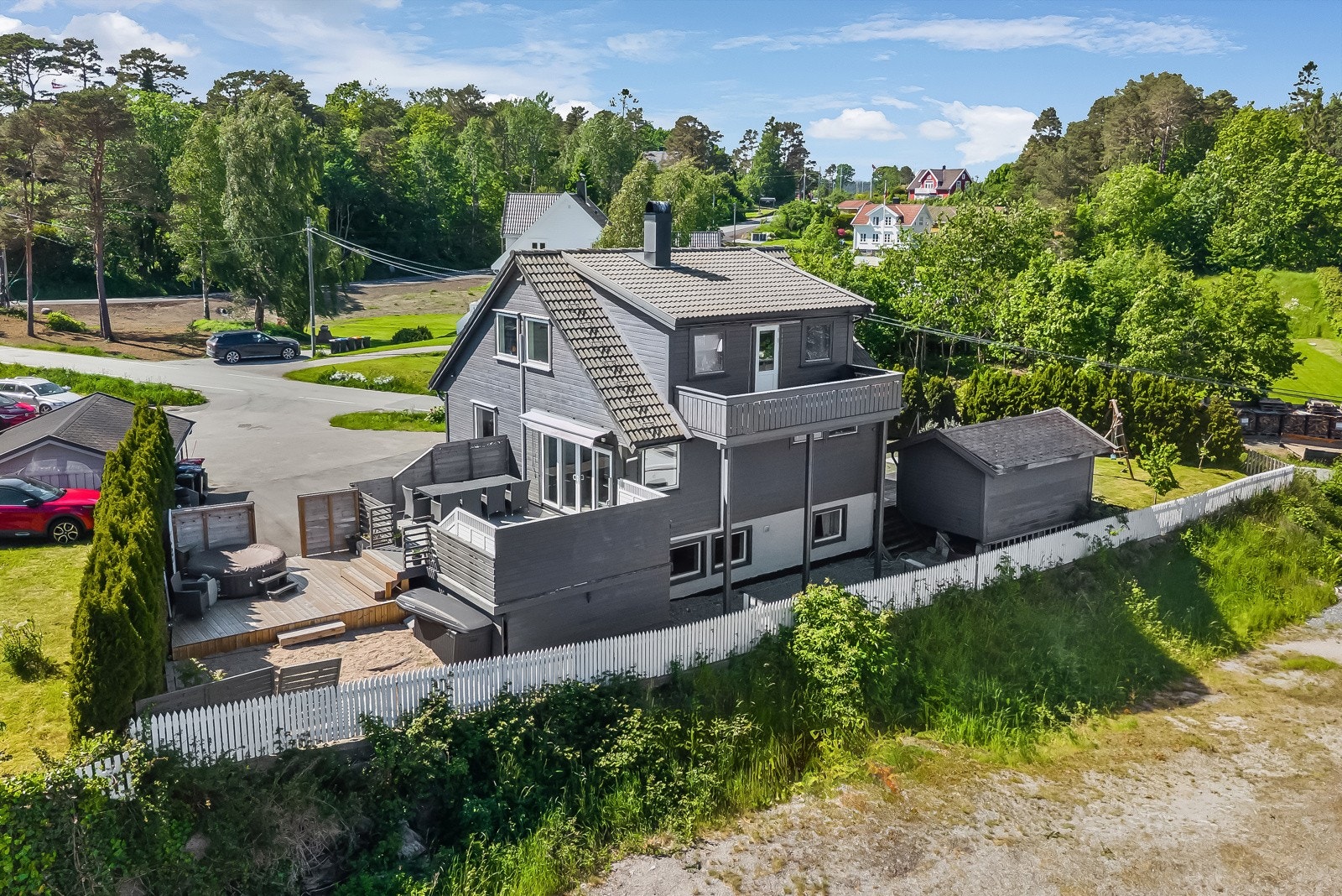 Boligen er totalt på 197 kvm og går over 3 etasjer. Galleribilde