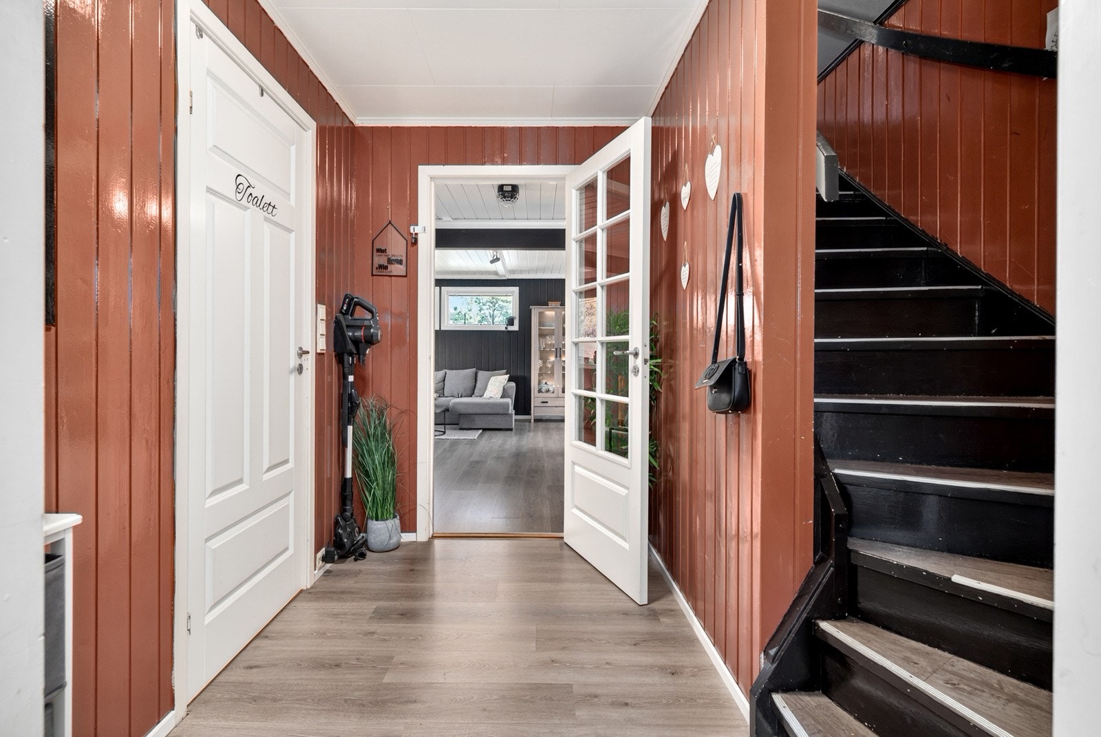 Gang med trapp opp til loftsetasjen hvor tre av boligens soverom befinner seg. Galleribilde