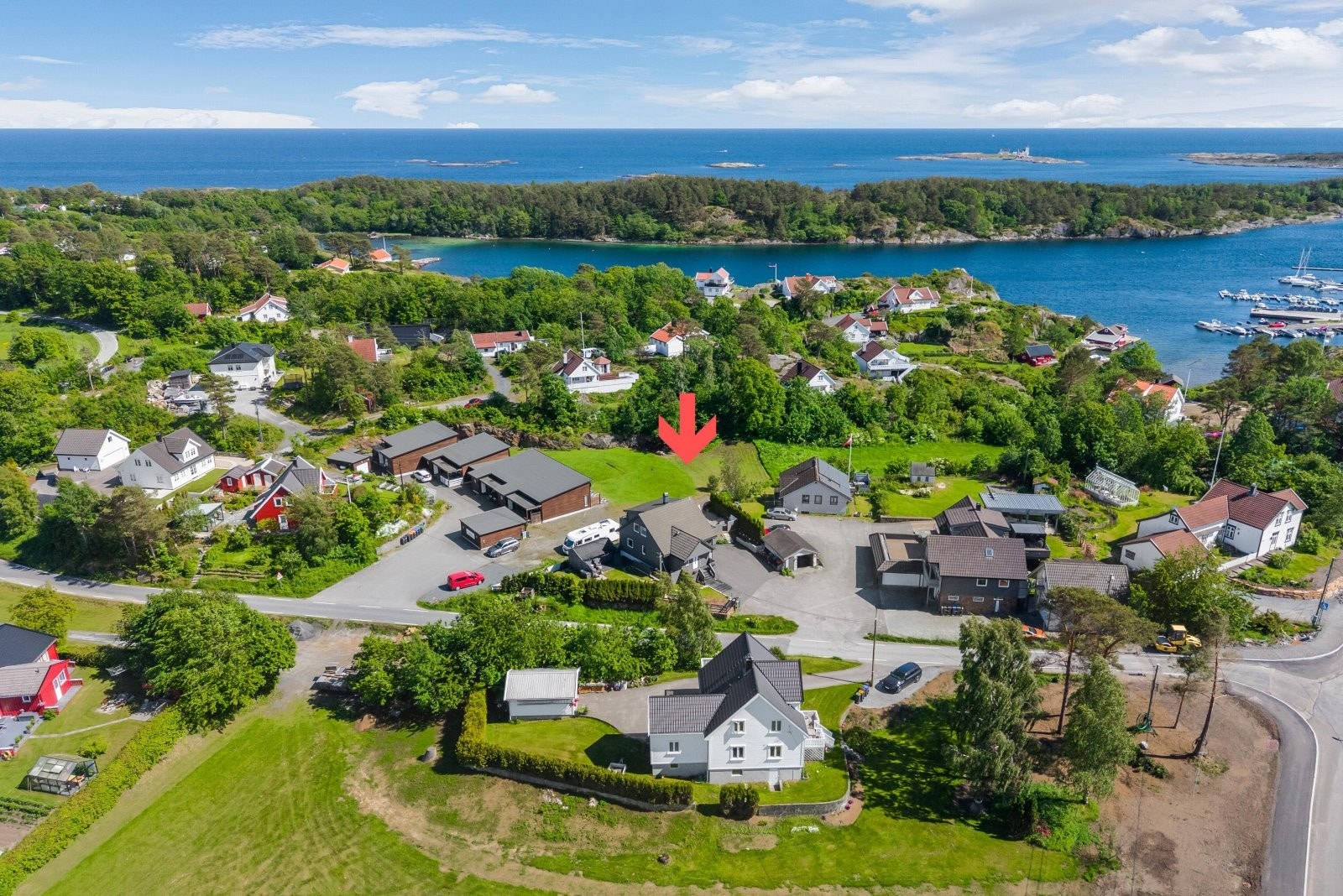 Romslig enebolig med muligheter i underetasjen og solrike uteplasser, kun få minutters rusletur fra sjøen. Galleribilde