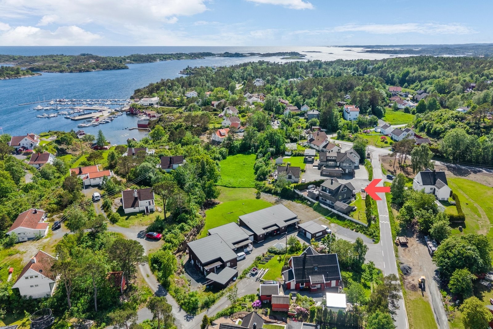Velkommen til Kjekstadveien 8 - en innholdsrik bolig i vakre omgivelser pressentert av Marius Engelskjønn v/Meglerhuset & Partners Galleribilde