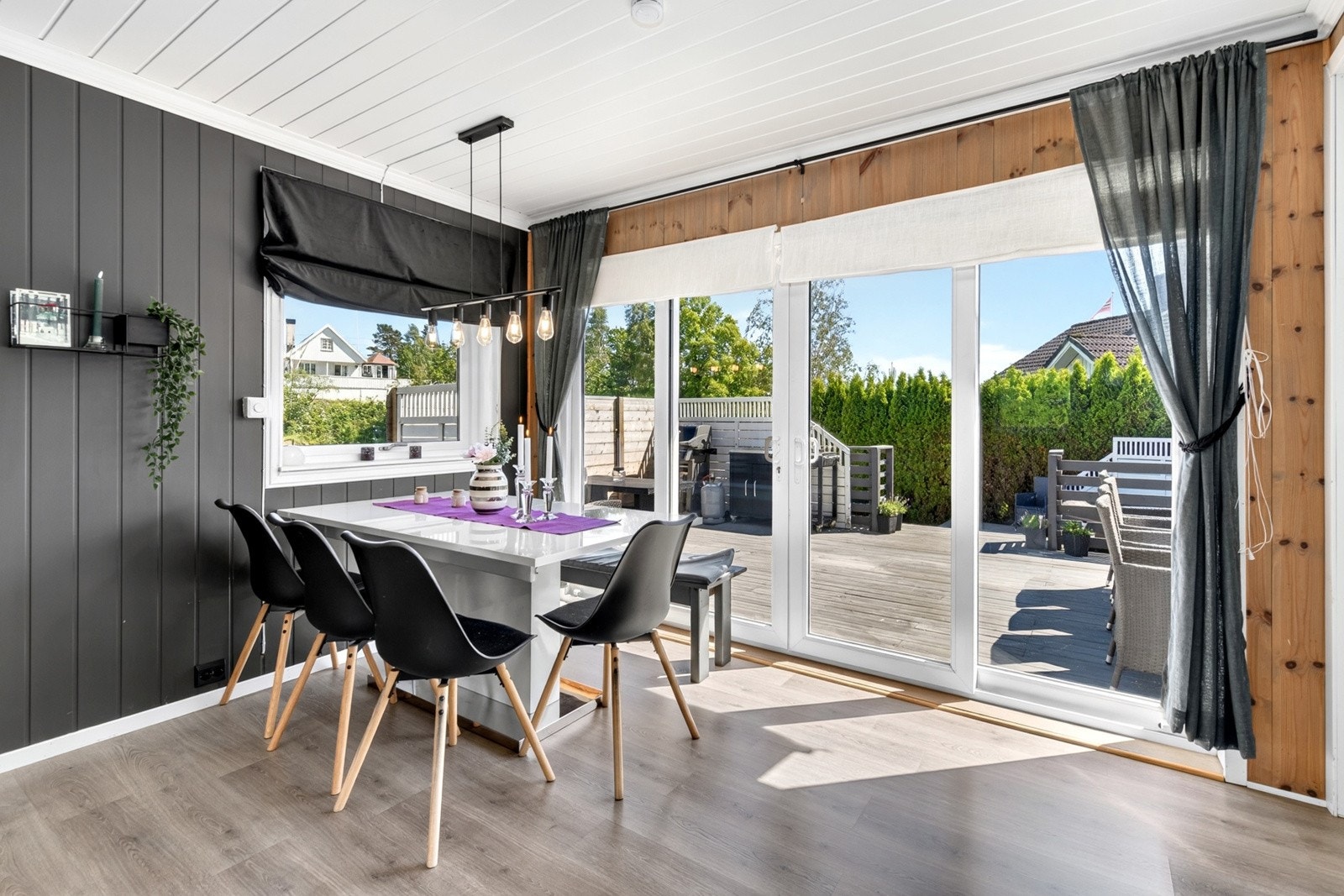 Fra stuen er det utgang til terrassen via dobbel skyvedør. Galleribilde