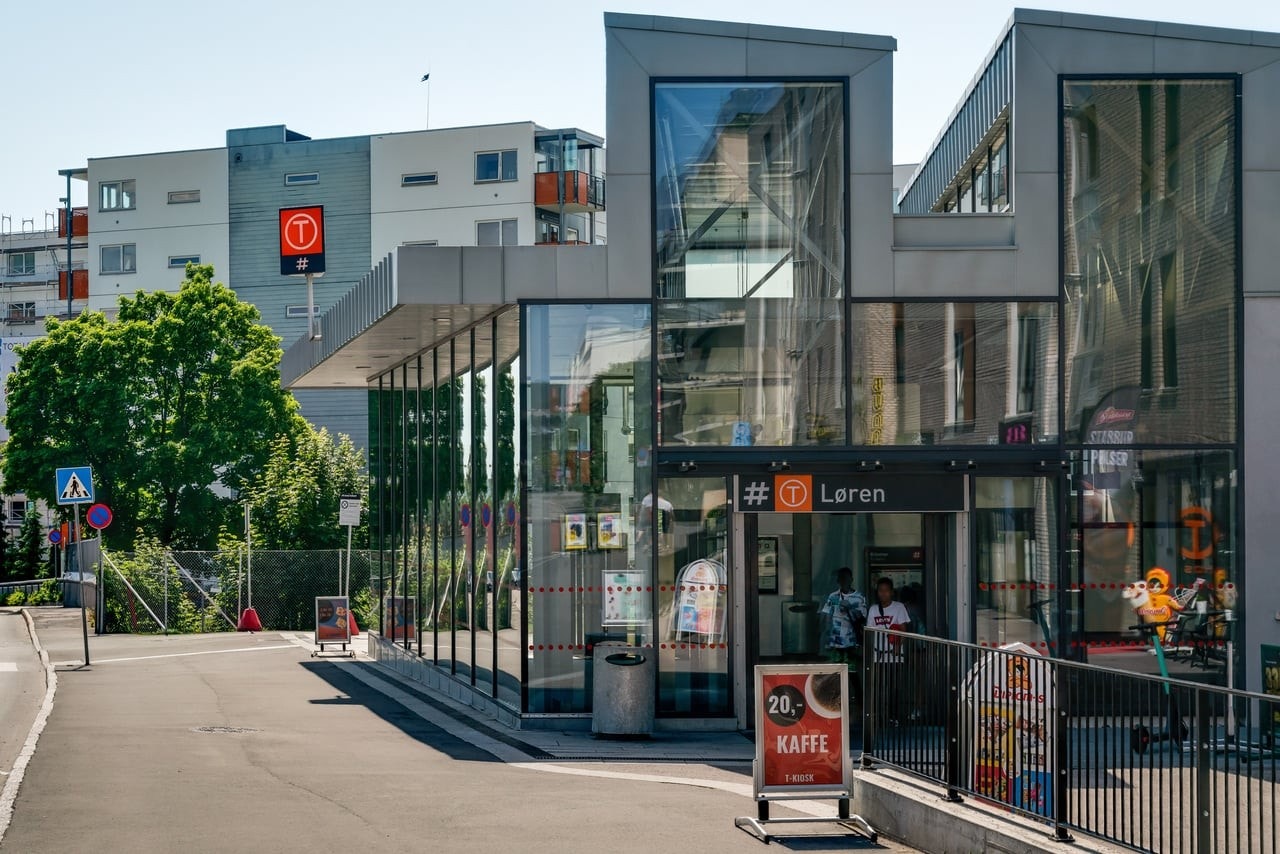 Både Løren og Økern T-bane er få minutter fra boligen i gåavstand, så her kan du velge og vrake med hensyn til hvor i byen du skal. Det er også kort vei til Sinsenkrysset med 31-bussen og trikk. Galleribilde