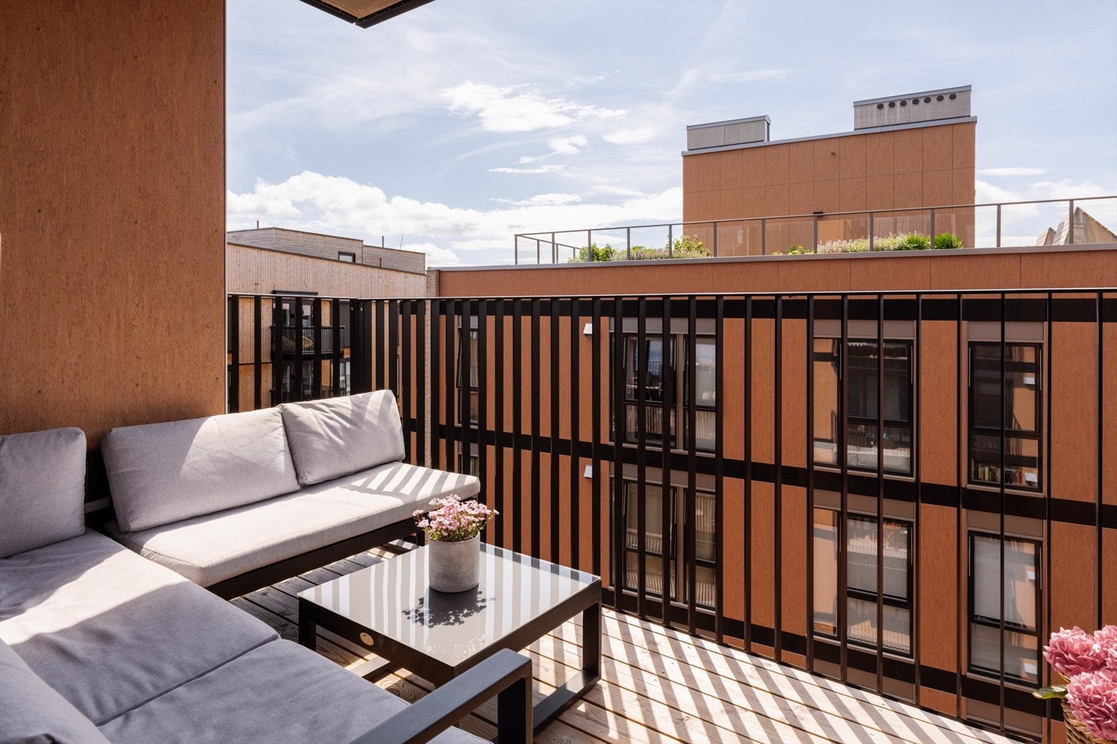 Det er god plass til en stor sittegruppe og grill for hyggelige sammenkomster utendørs. Galleribilde