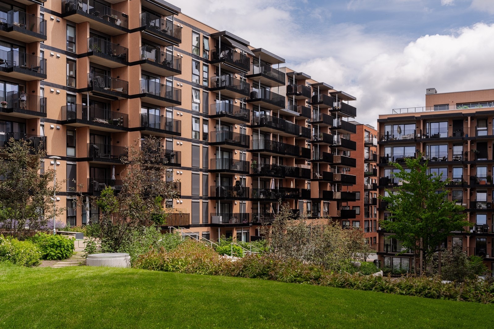 Sameiet har pent opparbeidede fellesarealer med grøntområder, solsenger, tuftepark og diverse! Galleribilde