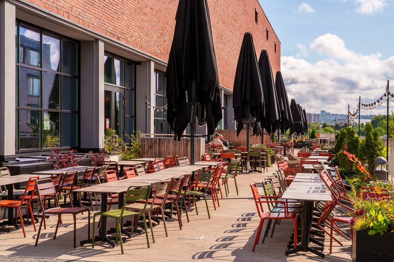 Vinslottet er "nærsenteret" med flere interiørbutikker, restauranter, kafeer og småbutikker. Galleribilde