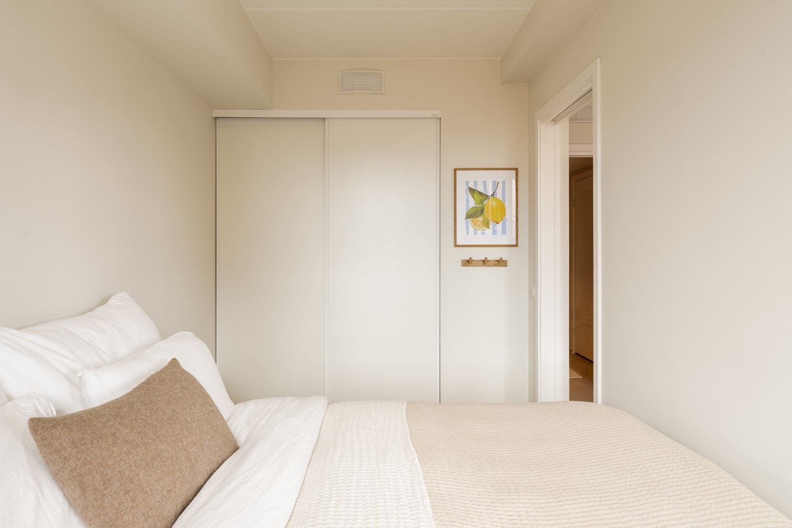 Det er i tillegg en stor skyvedørsgarderobe med god plass til tøy og diverse. Galleribilde