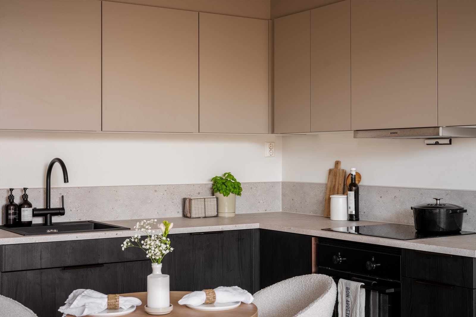 Lekker benkeplate med "backsplash" i samme materiale gir en gjennomført stil på kjøkkenet. Galleribilde