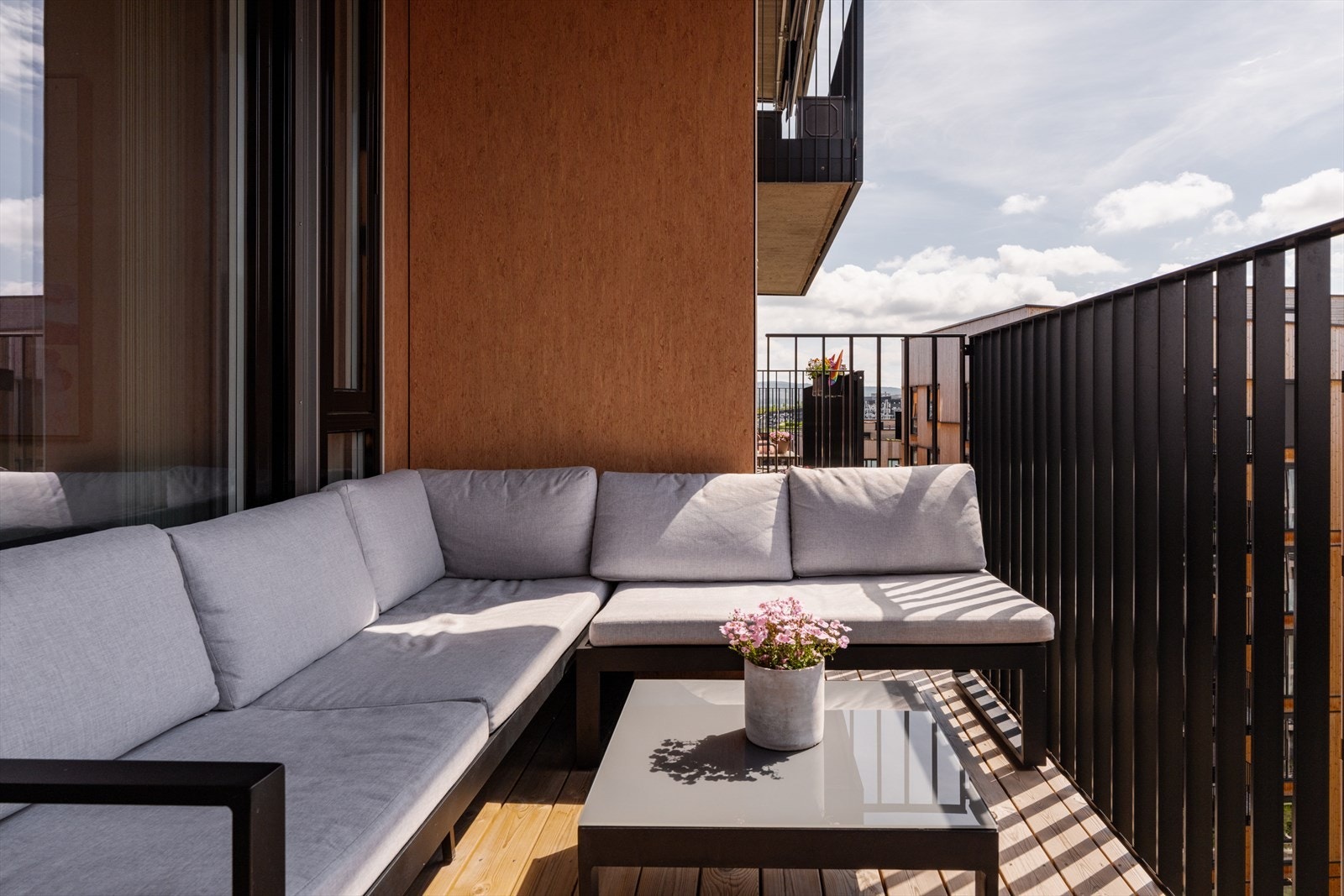 Bygget har stilfull arkitektur med varme trefarger på sideveggene kombinert med lekkert terrassegulv i tre. Galleribilde