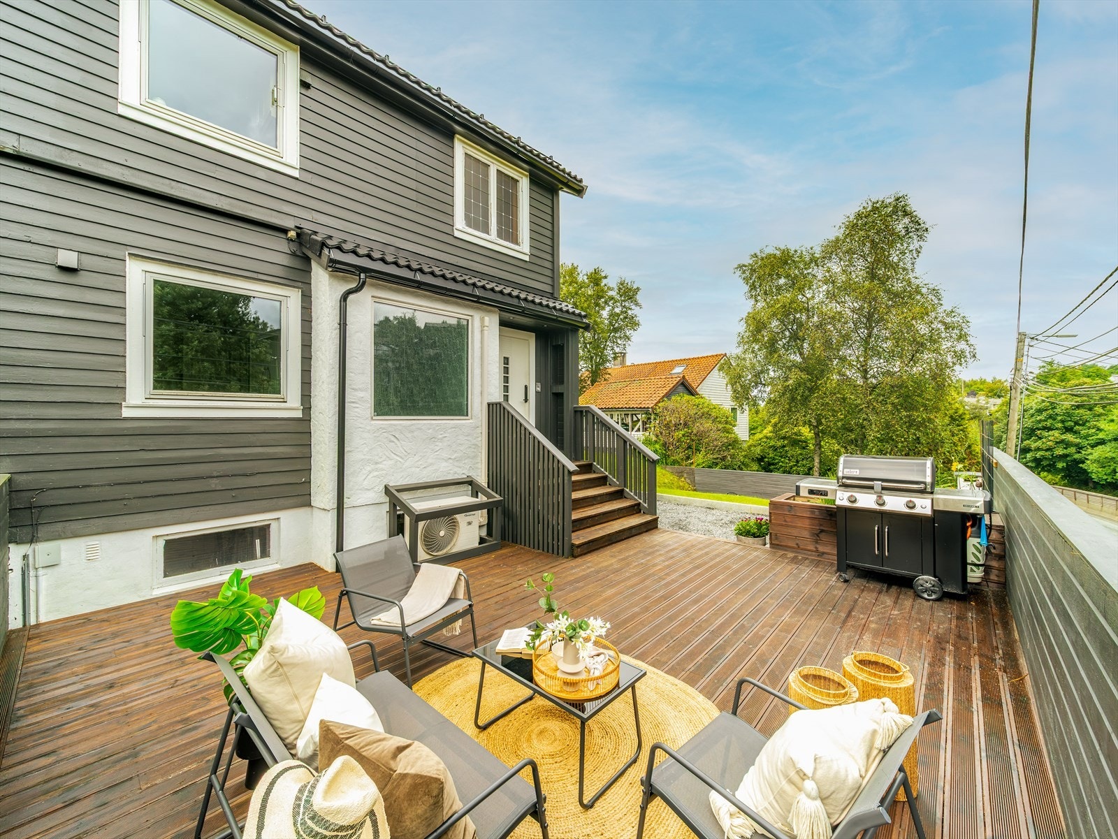 Stor og solrik terrasse ved inngangsparti. Galleribilde