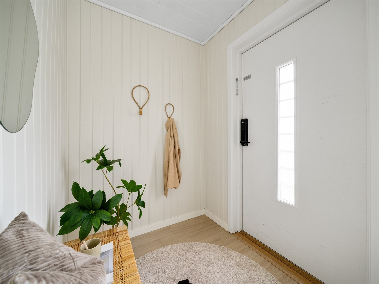Lys entré med plass til knagger for yttertøy og sko. Galleribilde