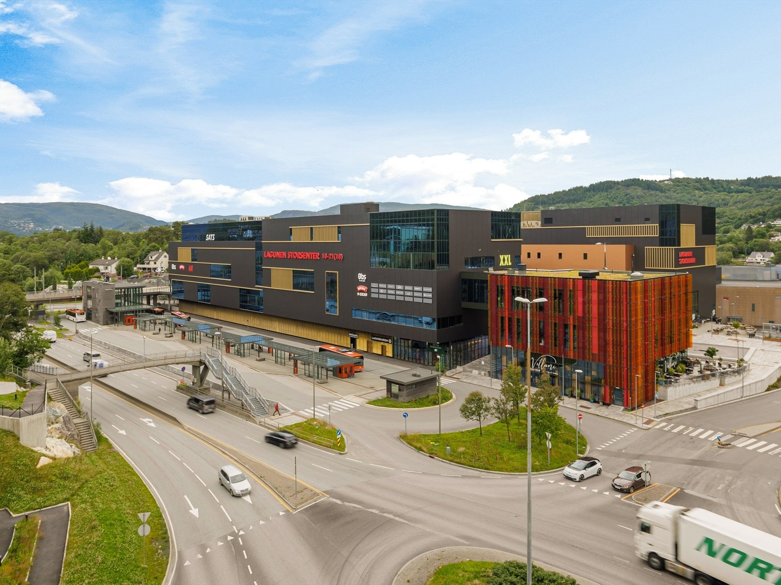Fra boligen er kort gangavstand til Laguneparken med mange butikker, restauranter, kino og treningssenter, samt bybanestopp og bussterminal. Galleribilde