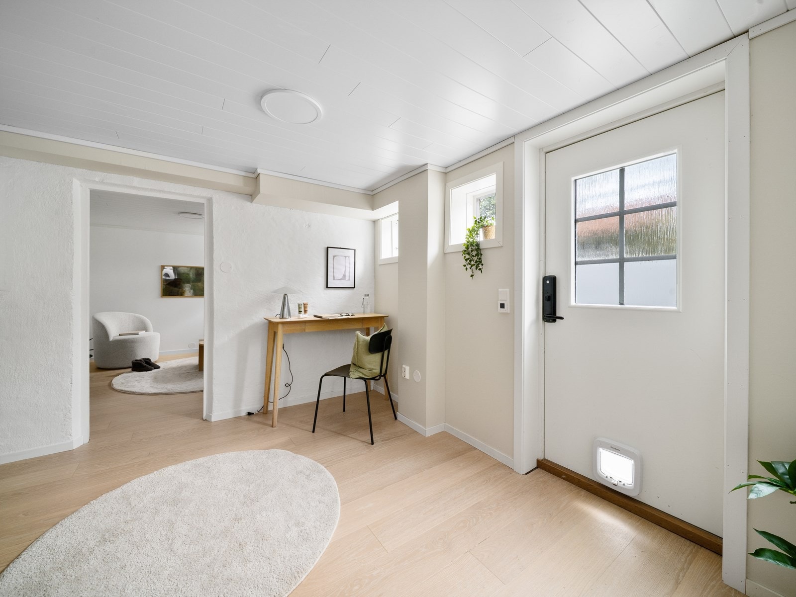 Romslig gang i u. etasje med utgang til hage og trapp til 1. etasje- Galleribilde