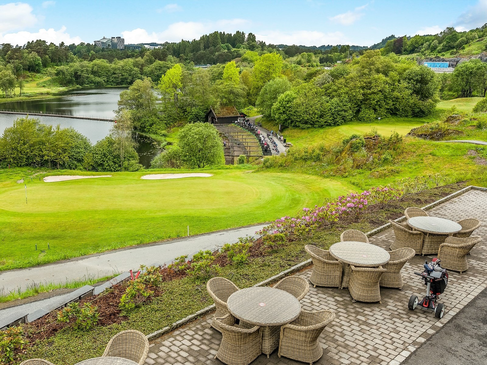 Fana Golfklubb ligger innenfor kort gangavstand. For de som ikke spiller golf er området et fint område å gå tur utenom golfsesongen. De beste akebakkene ligger også her. Galleribilde