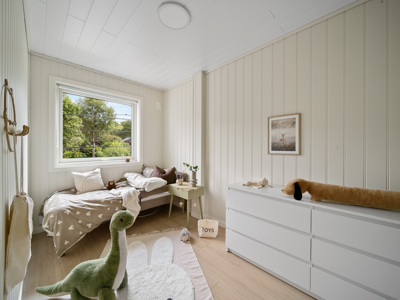 Soverom 3. Lyst og trivelig soverom med god plass til å innrede med seng, nattbord og skrivepult. Galleribilde