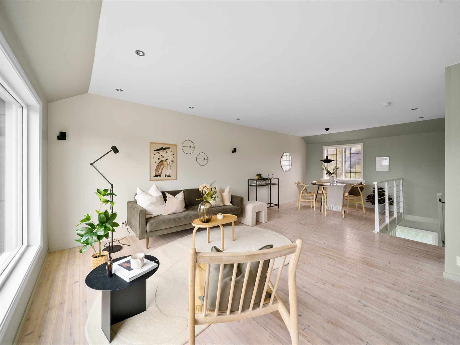 Lys og romslig stue med god plass til å innrede med spisebord, sofagruppe og litt til. Galleribilde