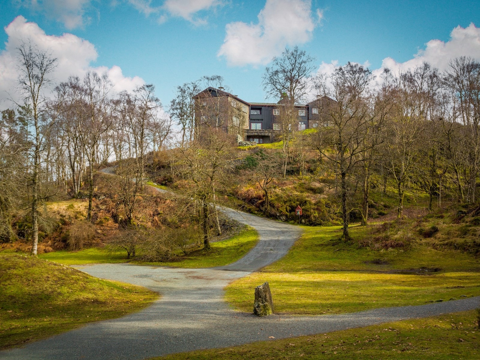 Turmulighetene er mange i området. Det er kort gangavstand fra boligen til flott turområde på Siljustøl. Her er det grusete stier og en stor andedam. Galleribilde