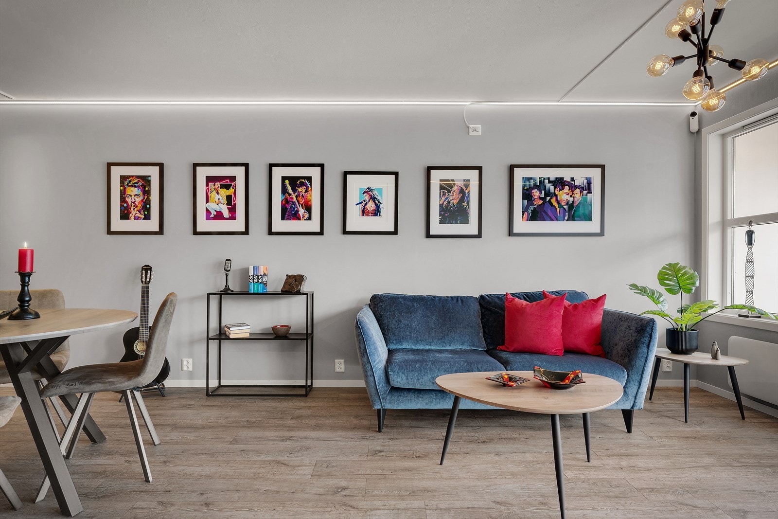 Stuen har god plass til både sofagruppe og spisebord. Galleribilde