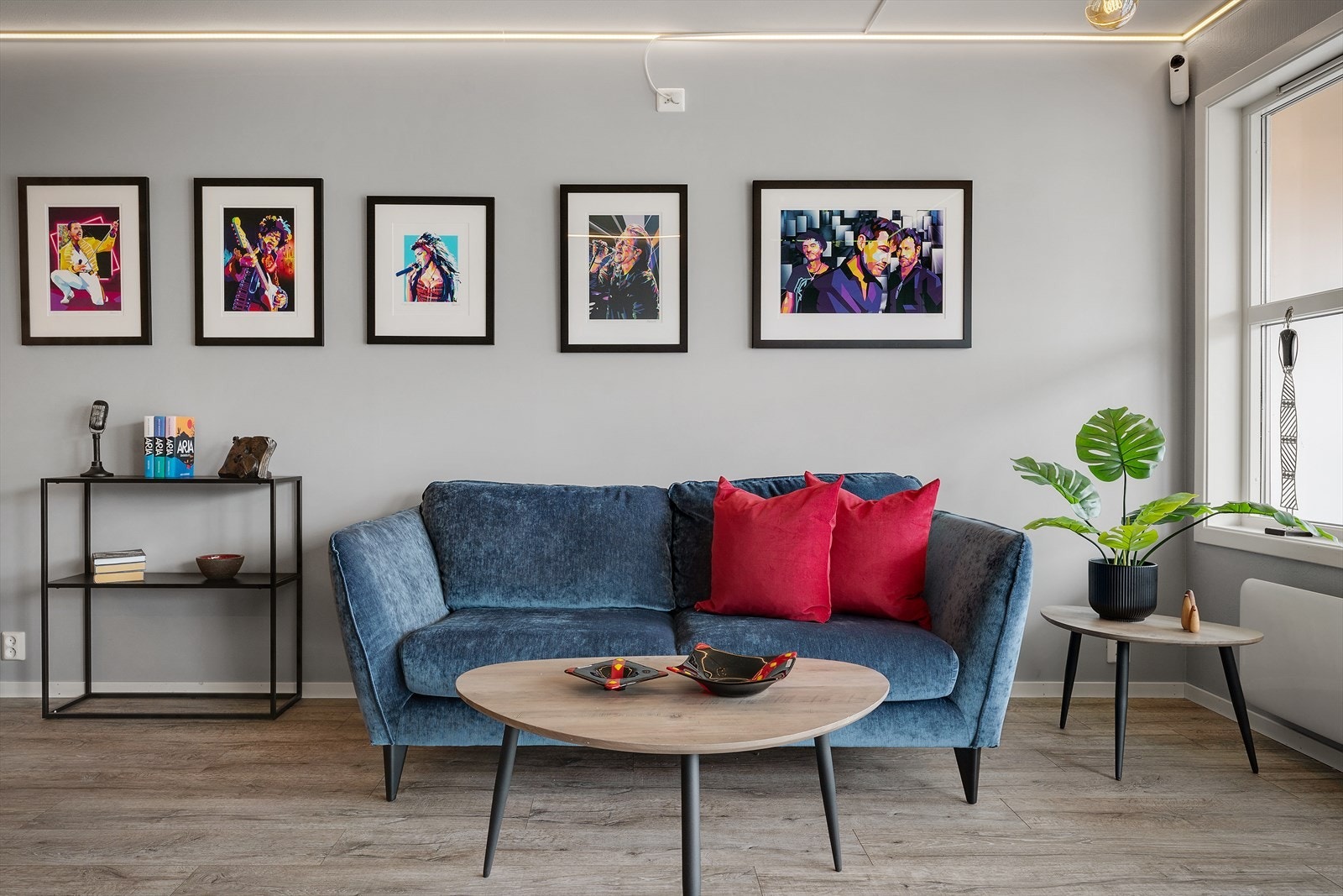 Lys og innbydende stue med god plass til både avslapning og sosialt samvær. Galleribilde
