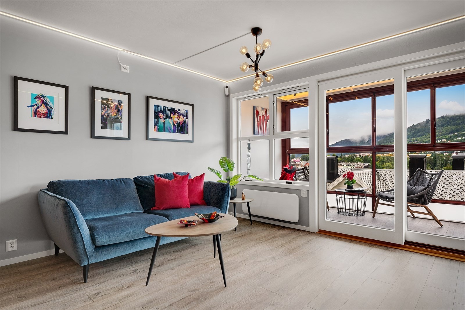 Terrassedør med glassfelt gir direkte utgang til balkongen. Galleribilde