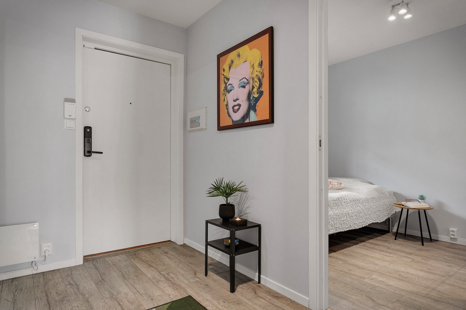 Boligen ønsker deg velkommen med en romslig entré. Galleribilde