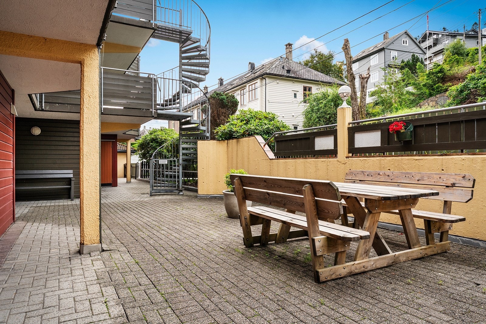 Velholdte fellesarealer rundt bygget. Galleribilde