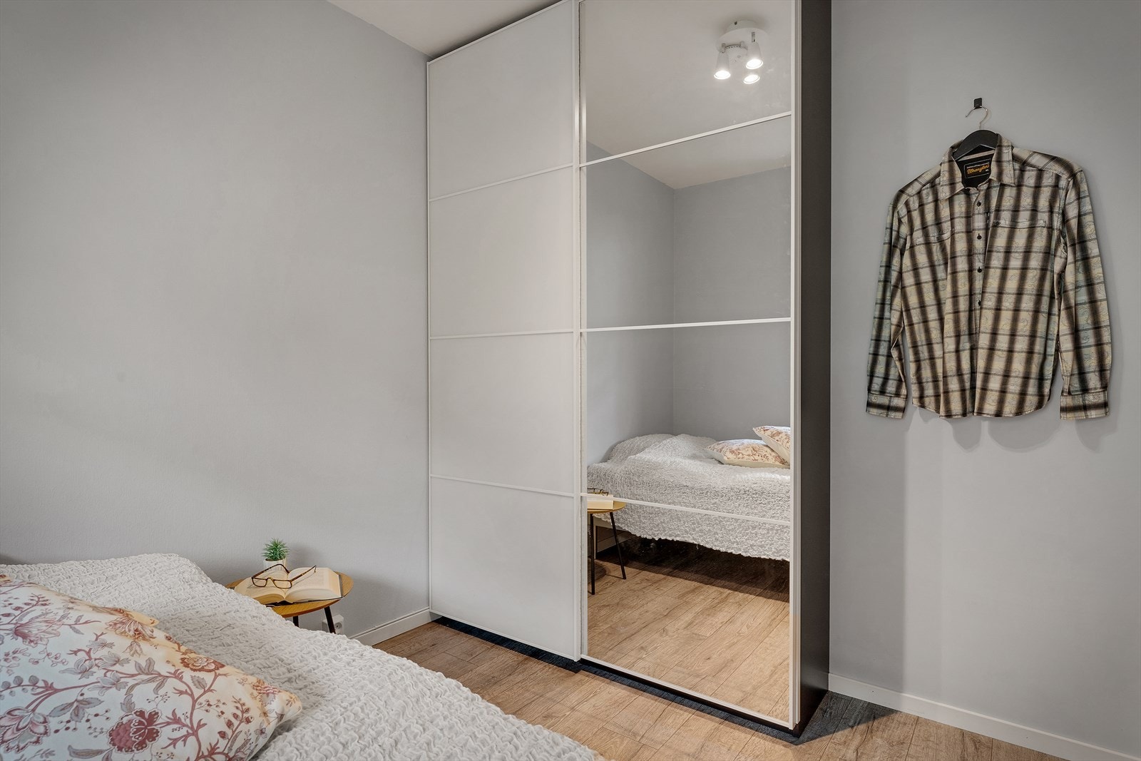 Skyvedørsgarderobe med speilfronter gir god oppbevaring og en større romfølelse. Galleribilde