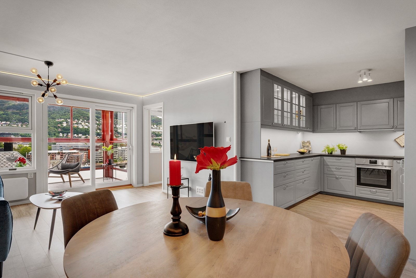 Store vindusflater gir godt med naturlig lys inn i leiligheten. Galleribilde