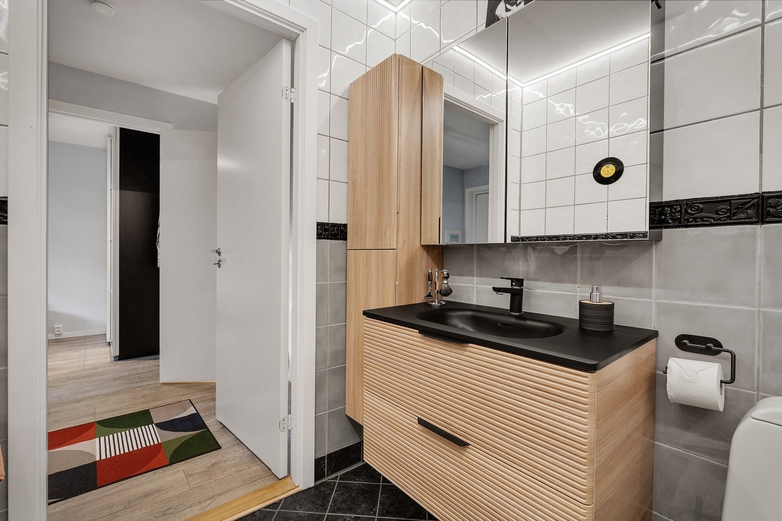 Badet har mekanisk ventilasjon og tilfredsstillende tilluft. Galleribilde