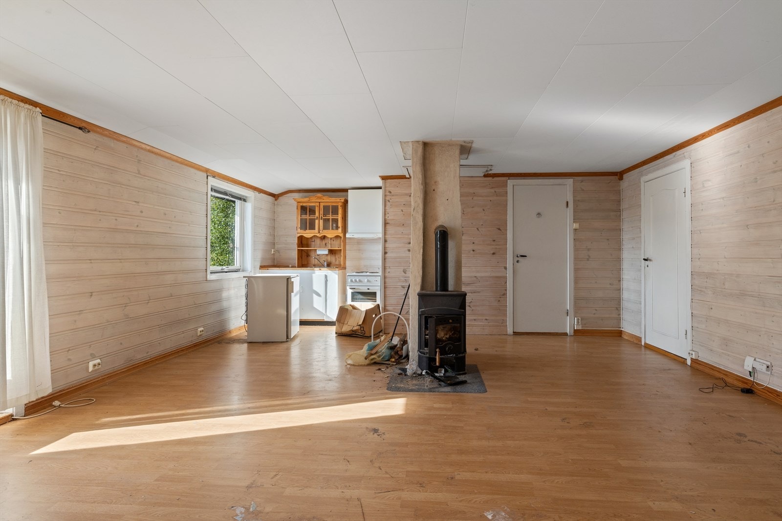 Fra stuen er det åpen forbindelse til kjøkkenet samt adkomst til bad og 2 soverom. Galleribilde
