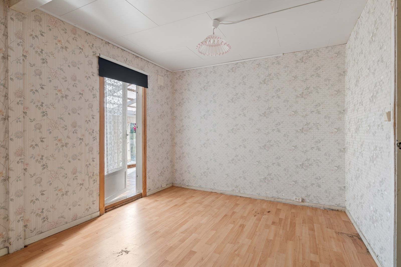 Soverom med laminatgulv og tapetserte vegger. Rommet har utgang til vinterhagen. Galleribilde