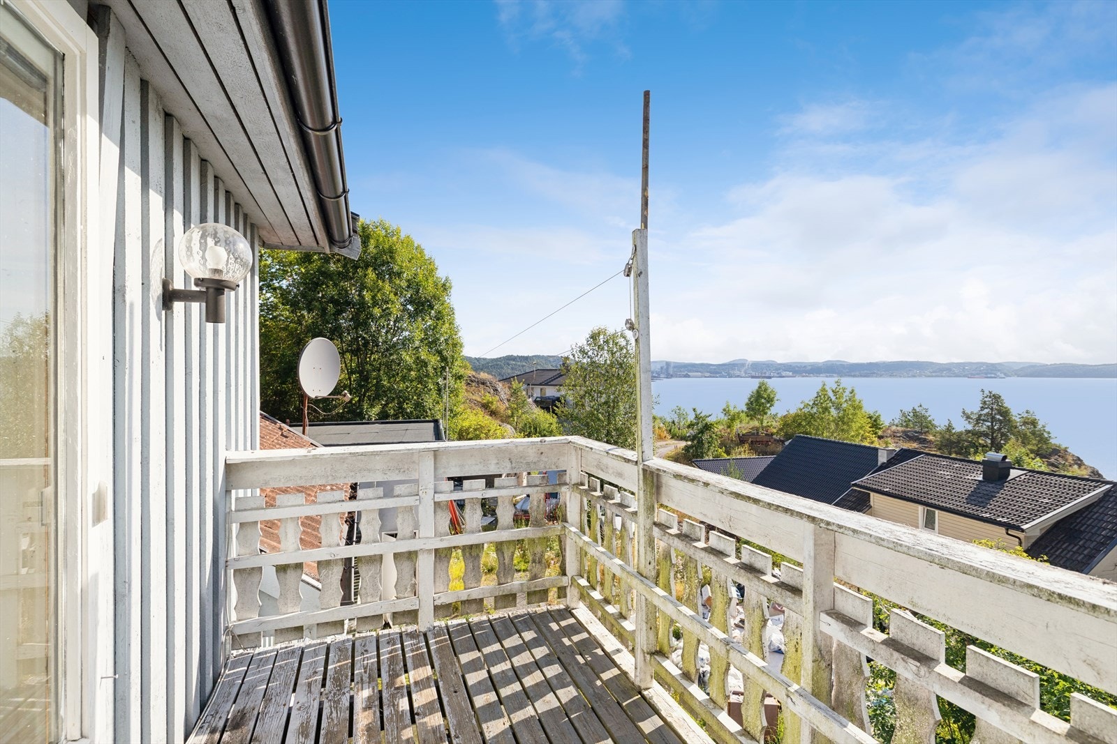 Eiendommens balkong i 2. etasje har vid utsikt over Frierfjorden. Galleribilde